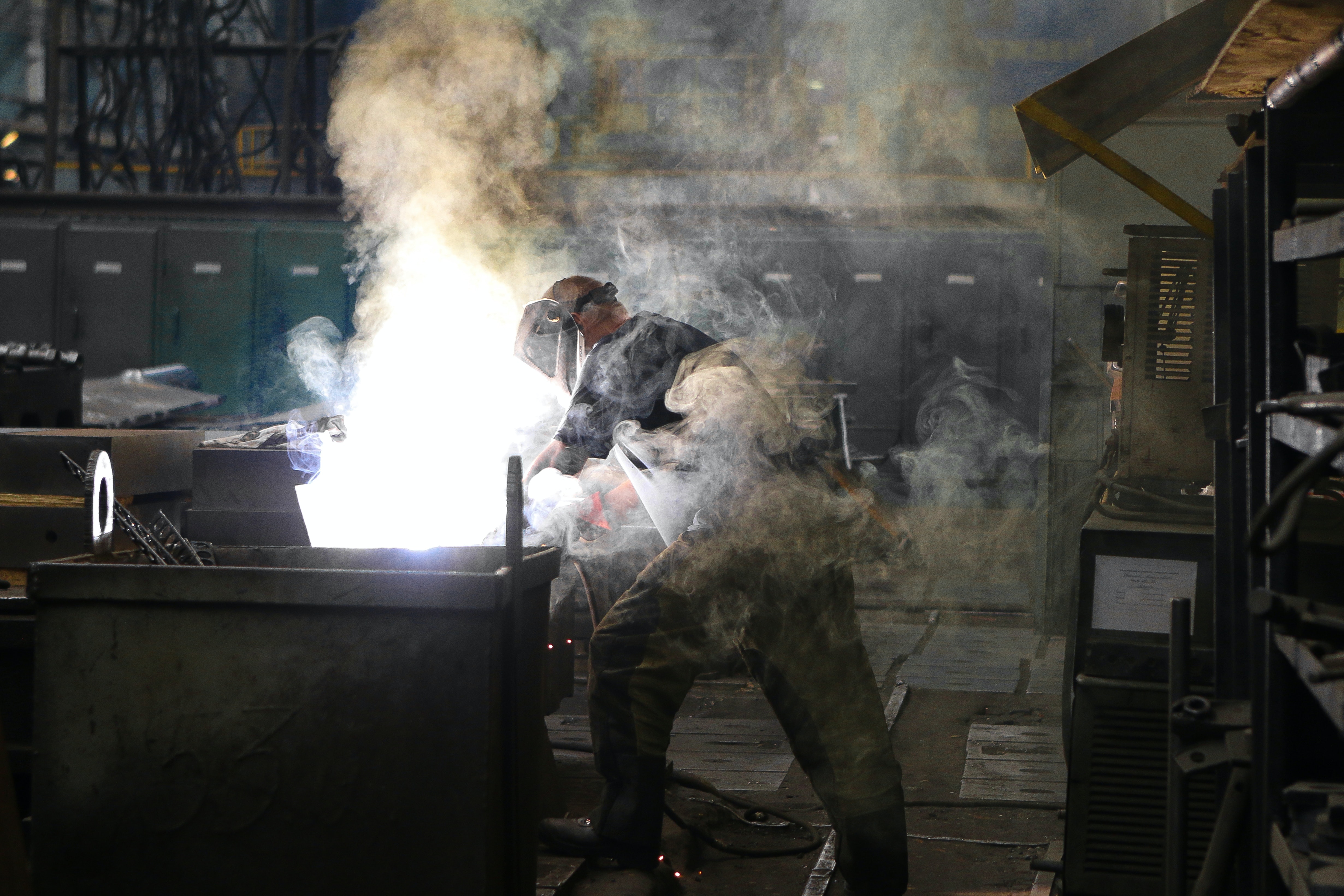 Trabajando en el taller de herrería 