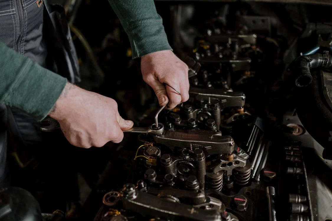 mecánico_arreglando_motor 