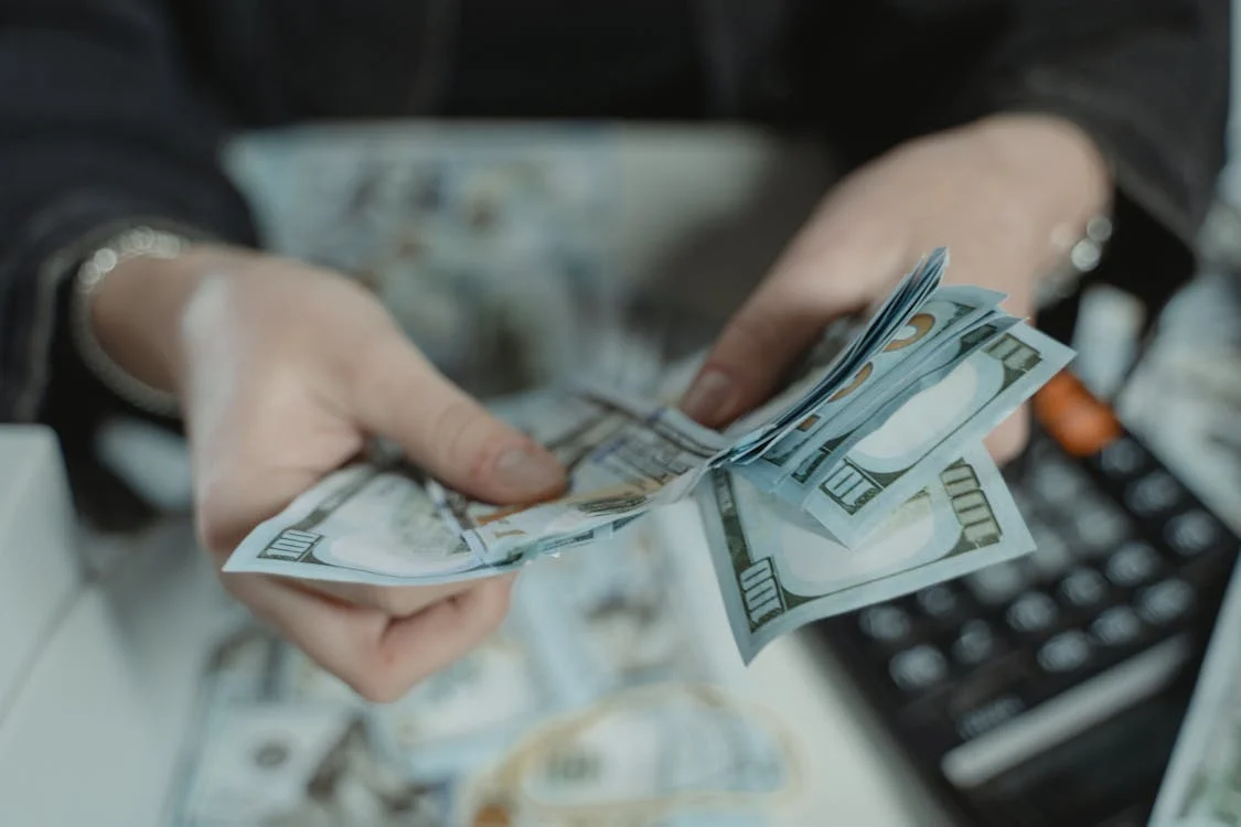 Persona contando billetes 