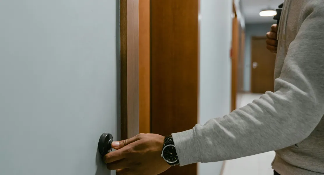 persona abriendo la puerta 