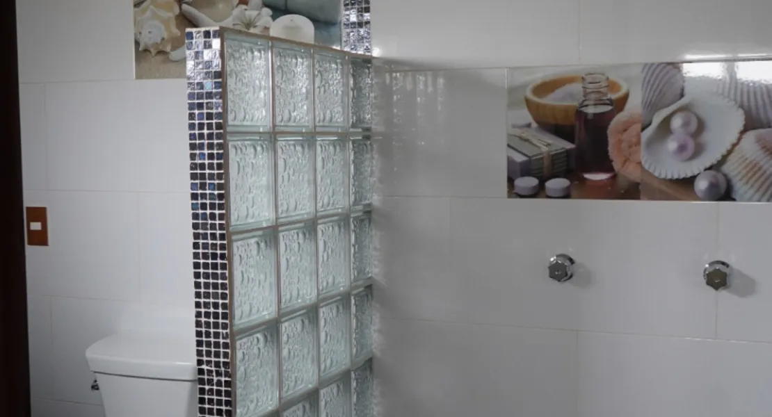 BAÑO COMPLETO EN RECAMARA.
