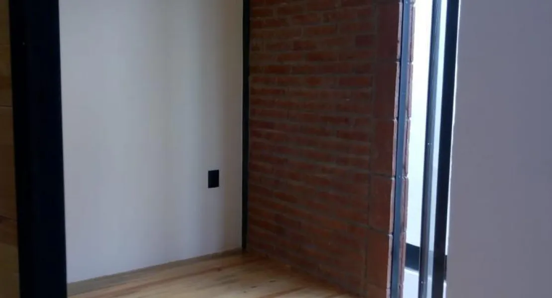 El piso es de madera, para que disfrutes la conexión con cada espacio.