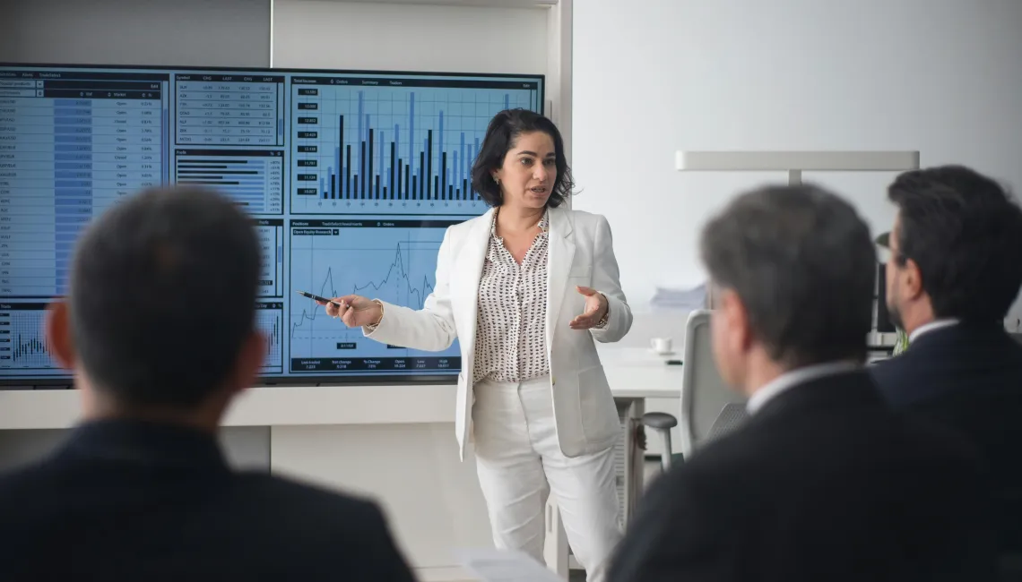 Persona capacitando a los colaboradores 
