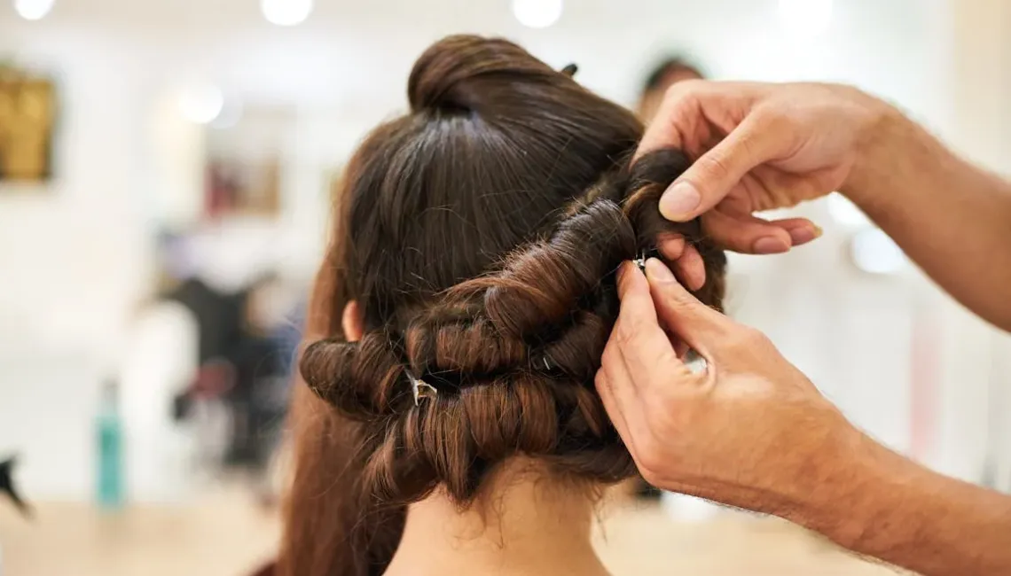 persona_arreglando_el_cabello